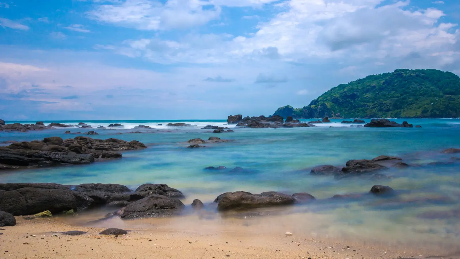 Tropischer Strand mit klarem Wasser